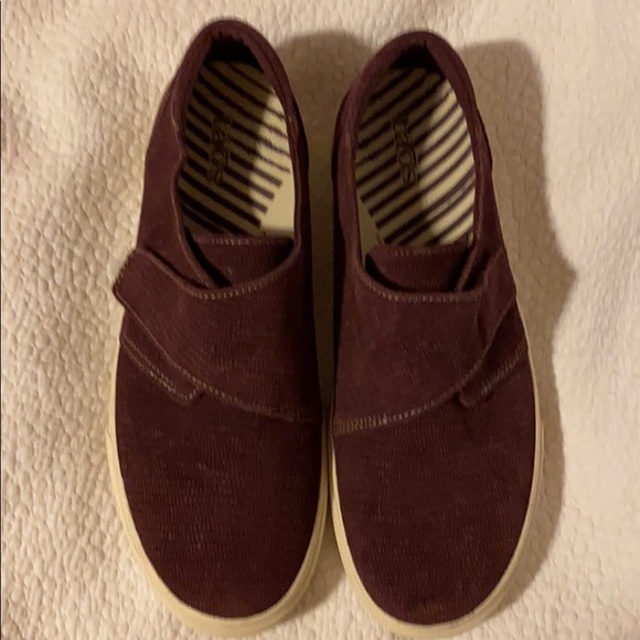 Taos Soul Sneaker Bordeaux Emboss Suede Sz 10 NWOT - Picture 1 of 8